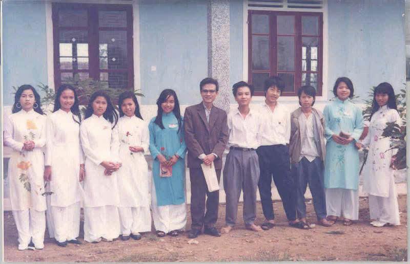 Thầy và học trò Trường Phan trong một tấm ảnh cũ.