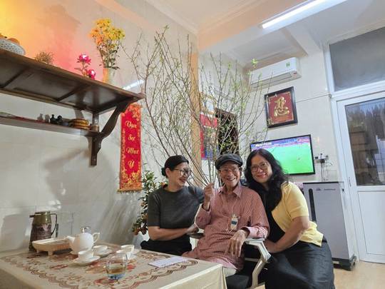Học trò đến chúc Tết thầy.