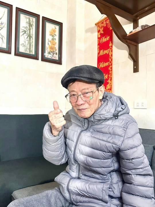 Thầy trong một lần học trò tới thăm.