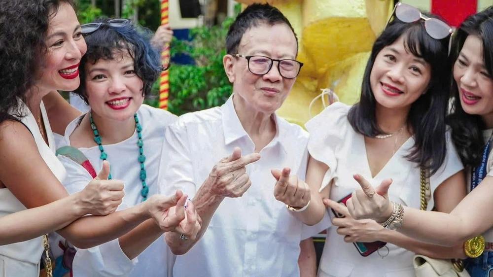 Học trò vây quanh thầy.