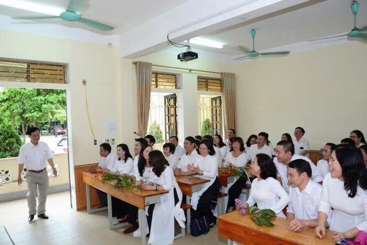 Buổi họp lớp trong chính phòng học năm xưa.