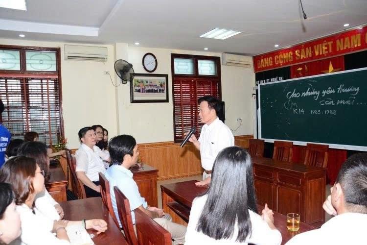 Dòng phấn trên bảng: “Cho những yêu thương còn mãi…” — K14, 1985–1988.