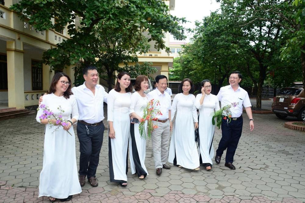 Áo dài trắng trên sân Trường Phan ngày họp khoá.