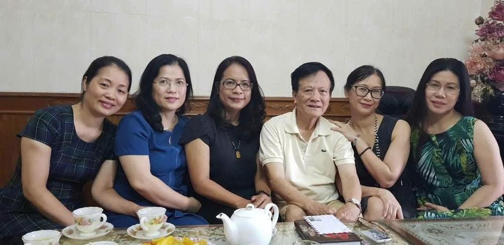 Thầy và các học trò cũ bên ấm trà.